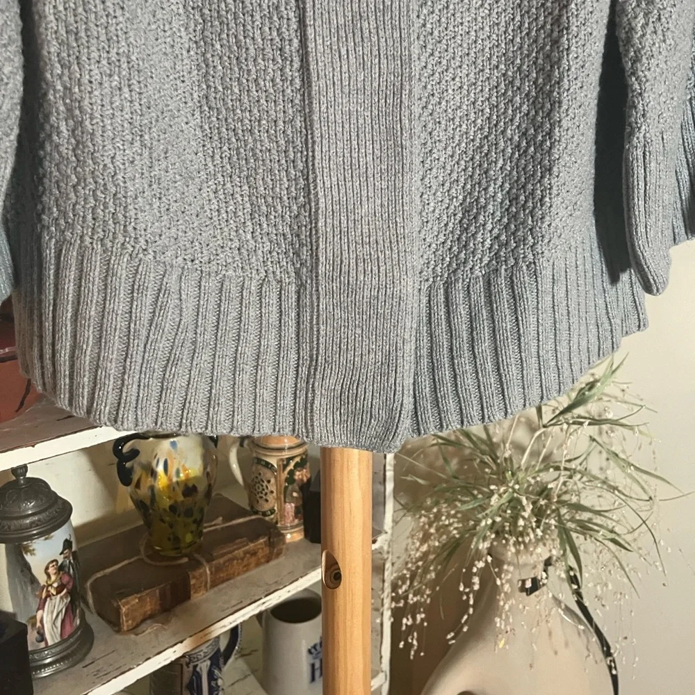 Banana Republic L Wool Blend Gray Cardigan.Hidden snap closures.3/4 bell sleeves - Picture 5 of 6